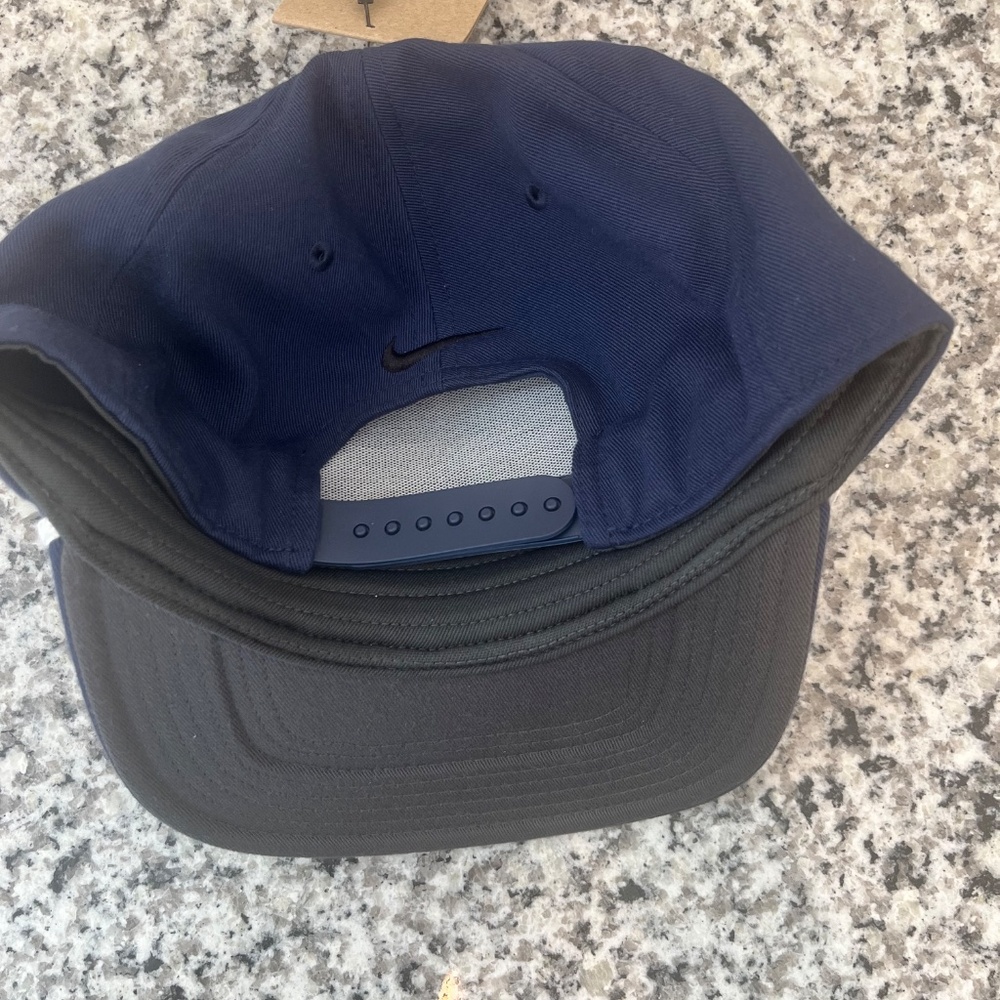 Nike men’s hat, navy blue hat, men’s golf hat - Picture 4 of 5